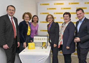 Bei der Eröffnungsfeier im neuen Hilfswerk-Haus (v.l.n.r.): Bürgermeister Matthias Stadler, Landesrätin Christiane Teschl-Hofmeister, Landtagsabgeordnete Doris Schmidl, Landeshauptfrau Johanna Mikl-Leitner, Hilfswerk-Präsidentin Michaela Hinterholzer und Bundesrat Florian Krumböck.