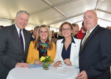 Landesrat Martin Eichtinger, Landesrätin Ulrike Königsberger-Ludwig, Landeshauptfrau Johanna Mikl-Leitner und Notruf NÖ-Geschäftsführer Christof Constantin Chwojka (v.l.n.r.) nahmen die offizielle Eröffnung der neuen Räumlichkeiten von Notruf Niederösterreich im Haus D des Wirtschaftszentrums Niederösterreich in St. Pölten vor.