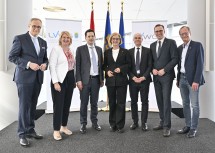Landesamtsdirektor Werner Trock, Klubobfrau der Grünen NÖ Helga Krismer, Landesverwaltungsgerichts-Präsident Patrick Segalla, Landeshauptfrau Johanna Mikl-Leitner, Landesverwaltungsgerichts-Vizepräsident Markus Grubner, ÖVP-Klubobmann Jochen Danninger und stv. Landessprecher Neos Helmut Hofer-Gruber (v.l.n.r.)