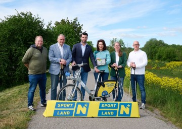 Michael Niederer (Intersport), Bürgermeister Andreas Kollross (Verband Sozialdemokratischer Gemeindevertreter in Niederösterreich), LH-Stellvertreter Udo Landbauer, Sibylle Schütz (Österreichischer Städtebund - Landesgruppe Niederösterreich), Christina Prankl (Verband Freiheitlicher und Unabhängiger Gemeindevertreter NÖ) und Michael Roscher (Sodexo).