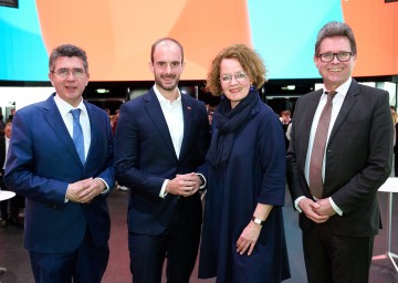 (v.l.n.r.:) Bürgermeister und Direktor HAK in Tulln, Peter Eisenschenk, Staatssekretär für Digitalisierung und Telekommunikation, Florian Tursky, Bildungslandesrätin Christiane Teschl-Hofmeister und Bildungsminister Martin Polaschek.