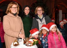 Erstmals eröffnet ein Adventmarkt in der Stallburg der Spanischen Hofreitschule in der Reitschulgasse in Wien seine Pforten. Bundesministerin Maria Patek, Geschäftsführerin Sonja Klima und Landeshauptfrau Johanna Mikl-Leitner (v. l. n. r) mit Kindern vom Chor aus Himberg