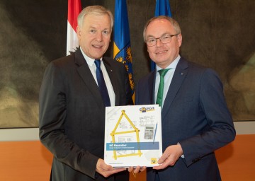 Im Bild von links nach rechts: Landesrat Martin Eichtinger und LH-Stellvertreter Stephan Pernkopf.