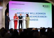 (v.l.n.r.) Wolfgang Ecker, Präsident WKNÖ, Landeshauptfrau Johanna Mikl-Leitner, Bundesminister Martin Kocher und Martha Schulz, Vizepräsidentin WKÖ und Bundesvorsitzende Frau in der Wirtschaft im Gespräch beim 7. Unternehmerinnenkongress.