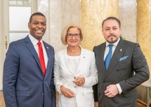 Michael S. Regan von der US-Umweltschutzbehörde, Landeshauptfrau Johanna Mikl-Leitner und Klemens Hallmann (v.l.n.r.)