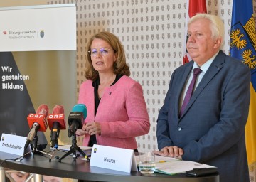 Bildungs-Landesrätin Christiane Teschl-Hofmeister und Bildungsdirektor Johann Heuras