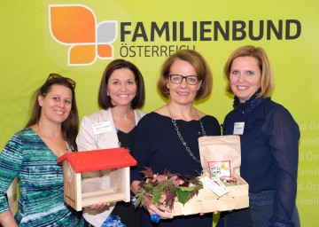 Bundesgeschäftsführerin des Österreichischen Familienbundes Mag. Alexandra Lugert, Präsidentin des Familienbundes NÖ LAbg. Doris Schmidl, Landesrätin Christiane Teschl-Hofmeister und Landesgeschäftsführerin des Familienbundes NÖ Irene Bamberger bei der feierlichen Neueröffnung des Eltern-Kind-Zentrums St. Pölten und der Übergabe der Geschenke (v.l.n.r.)
