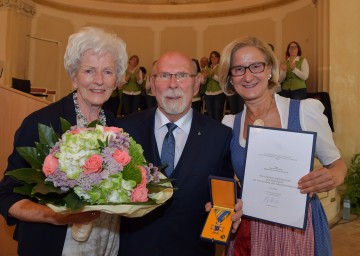 Landeshauptfrau Johanna Mikl-Leitner überreichte Bürgermeister Horst Schröttner das „Goldene Ehrenzeichen für Verdienste um das Bundesland Niederösterreich“, im Bild mit Gattin Ingrid 