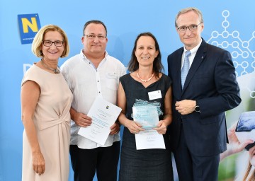 Landeshauptfrau Johanna Mikl-Leitner und Landesamtsdirektor Werner Trock zeichneten Alois Nigl und Christina Riedl für das Projekt „Digitalisierung der Kontrollen zur Erleichterung der amtstierärztlichen Tätigkeiten“ aus.