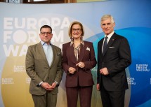 (v.l.n.r.) Marcel Haraszti, Vorstand der REWE International, Landeshauptfrau Johanna Mikl-Leitner und Michael Linhart, Präsident EFW.