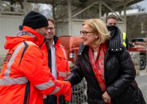 Landeshauptfrau mit Mitarbeitern der Firma Hengl