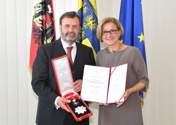 Landeshauptfrau Johanna Mikl-Leitner überreichte dem Landtagspräsidenten a. D. Hans Penz das "Große Silberne Ehrenzeichen am Bande für Verdienste um die Republik Österreich".