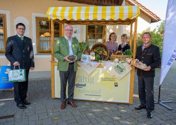 Landwirtschaftskammer NÖ-Vizepräsident Lorenz Mayr, LH-Stellvertreter Stephan Pernkopf und der Obmann des Landesverbandes für bäuerliche Direktvermarkter Johann Höfinger gemeinsam mit Magdalena Stern und Barbara Gatterer (hinten) 