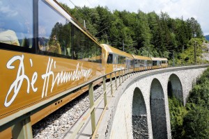 Garnitur der Mariazellerbahn überquert eine Viadukt