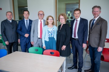 Foto (v.l.n.r.): Bischofsvikar Richard Kager, Bildungsdirektor Karl Fritthum, Bürgermeister Thomas Schwab, Schuldirektorin Monika Defregger, Bildungs-Landesrätin Christiane Teschl-Hofmeister, Landesrat Sven Hergovich und Bezirkshauptmann Michael Engel