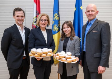 (v.l.n.r.:) Alexander Györgyfalvay, Assistent der Geschäftsführung Kuchen-Peter Backwaren GmbH, Landeshauptfrau Johanna Mikl-Leitner, Nathalie Winkelhofer, Produktentwicklerin Kuchen-Peter Backwaren GmbH und ecoplus Prokurist Claus Zeppelzauer.