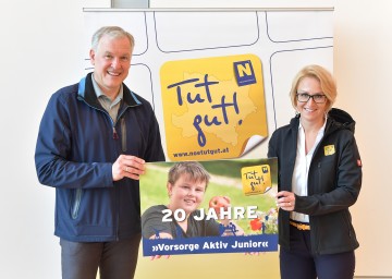 Landesrat Martin Eichtinger und "Tut gut!"--Geschäftsführerin Alexandra Pernsteiner-Kappl freuen sich über das Jubiläum. (v.l.n.r.)