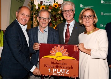 Landeshauptfrau Johanna Mikl-Leitner und „Natur im Garten“-Initiator Wolfgang Sobotka mit Vertretern der Siegergemeinde Baden in der Kategorie über 3.000 Einwohner