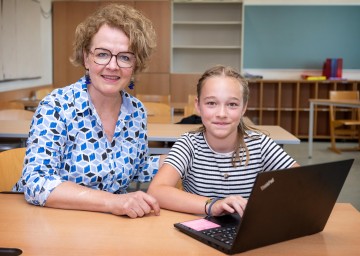 Familien-Landesrätin Christiane Teschl-Hofmeister mit einer Schülerin