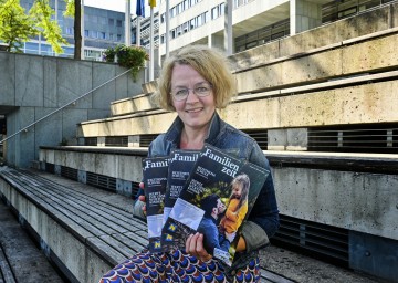 Familien-Landesrätin Christiane Teschl-Hofmeister mit der Herbstausgabe der „Familienzeit“.