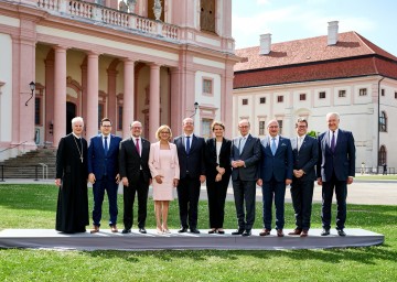 Abt Columban Luser, Minister Jan Lipavský, Bundesminister Alexander Schallenberg, Landeshauptfrau Johanna Mikl-Leitner, Minister Miroslav Wlachovský, Staatssekretärin Martina Hirayama, Vizepräsident des Europäischen Parlaments Othmar Karas, Minister Gordan Grlić Radman, Bundesminister Martin Polaschek und Europa Forum Wachau-Präsident Martin Eichtinger vor dem Stift Göttweig (v.l.n.r.).