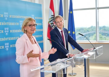 Landeshauptfrau Johanna Mikl-Leitner mit dem Europarechts-Experten Walter Obwexer.