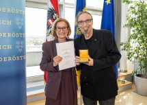 Landeshauptfrau Johanna Mikl-Leitner überreichte das „Große Ehrenzeichen für Verdienste um das Bundesland Niederösterreich“ an Regisseur und Produzent Rudi Dolezal.