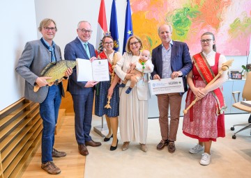 Bei der offiziellen Überreichung des Landeswappens an den NÖ Teichwirteverband (v.l.n.r.) Obmann-Stv. Andreas Kainz, LH-Stellvertreter Stephan Pernkopf, NÖ Karpfenkönigin Sandra Esser, Landeshauptfrau Johanna Mikl-Leitner, Obmann Ferdinand Trauttmansdorff und NÖ Karpfenprinzessin Michaela Altmann.