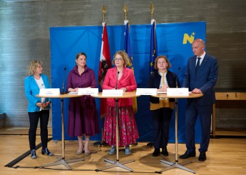 Die Landesrätinnen Eva Prischl, Susanne Rosenkranz, Christiane Teschl-Hofmeister, die Bundesministerin Korinna Schumann und der Landesrat Christian Dörfel aus Oberösterreich (v.l.n.r.) informierten nach der Landessozialreferentenkonferenz in Langenlois.