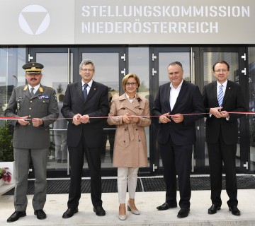 Stellung in St. Pölten: Sanierung im Eiltempo abgeschlossen. Im Bild von links nach rechts: Militärkommandant Martin Jawurek, Johannes Sailer, Leiter des Militärischen Immobilien Managements Zentrums,  Landeshauptfrau Johanna Mikl-Leitner, Bundesminister Hans Peter Doskozil und St. Pöltens Bürgermeister Matthias Stadler.