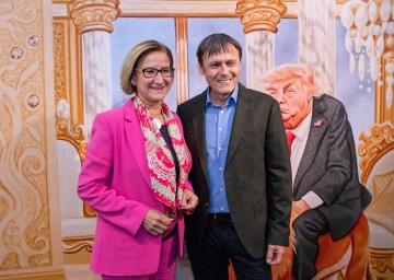 Landeshauptfrau Johanna Mikl-Leitner und Bruno Haberzettl (nebst Donald Trump im Hintergrund) bei der Eröffnung der Ausstellung „Bruno Haberzettl – Karikaturen aus 25 Jahren Krone bunt“ im Karikaturmuseum Krems.