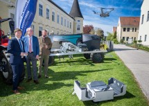 LH-Stellvertreter Stephan Pernkopf mit (li.) Studiengangsleiter Markus Gansberger und (re.) Axel Schneeberger, GF der FH Wiener Neustadt.