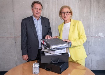 LH Mikl-Leitner/WKNÖ-Präsident Ecker: „Gold Plating ist Innovations- und Wettbewerbsbremse für unsere Betriebe“ LH Mikl-Leitner/WKNÖ-Präsident Ecker: „Gold Plating ist Innovations- und Wettbewerbsbremse für unsere Betriebe“
