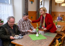 Landeshauptfrau Johanna Mikl-Leitner mit Gästen im Gasthaus Keferböck.