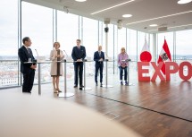 S.E. Ryuta Mizuuchi, Landeshauptfrau Johanna Mikl-Leitner, WKÖ-Präsident Harald Mahrer, Bundesminister Martin Kocher und Regierungskomissärin Ursula Plassnik bei der Pressekonferenz in der Wirtschaftskammer Österreich (v.l.n.r.).