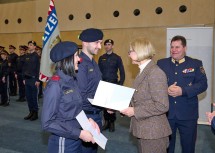 Landeshauptfrau Johanna Mikl-Leitner (2.v.r.) übergab gemeinsam mit Bundespolizeidirktor Michael Takacs (rechts) die Dienstprüfungszeugnisse an Kerstin Karner (links) und Emre Cakir (2.v.l.).
