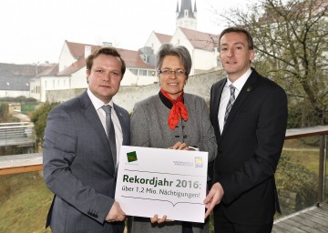 Im Bild von links nach rechts: Waldviertel-Tourismus-Geschäftsführer Mag. (FH) Andreas Schwarzinger, Landesrätin Dr. Petra Bohuslav und Bürgermeister Jürgen Maier