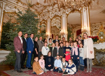 Landeshauptfrau Johanna Mikl-Leitner übergab gemeinsam mit einer großen Delegation aus Korneuburg den Christbaum für die Hofburg an Bundespräsident Alexander Van der Bellen und dessen Gattin Doris Schmidauer.