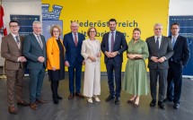 Von links nach rechts: Klubobmann Kurt Hackl, Landesrat Anton Kasser, Landesrätin Christiane Teschl-Hofmeister, LH-Stellvertreter Stephan Pernkopf, Landeshauptfrau Johanna Mikl-Leitner, LH-Stellvertreter Udo Landbauer, Landesrätin Susanne Rosenkranz, Landesrat Martin Antauer und Klubobmann Reinhard Teufel.