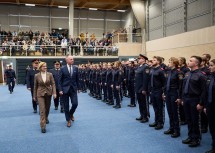 Beim Abschreiten der Ehrenformation durch Landeshauptfrau Johanna Mikl-Leitner, Bundesminister Gerhard Karner (vorne) sowie Landespolizeidirektor Franz Popp und Bundespolizeidirektor Michael Takacs (dahinter).