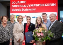 (v.l.n.r.) Die Eltern von Michaela Dorfmeister, Christine und Josef, Landeshauptfrau Johanna Mikl-Leitner mit Jubilarin Michaela Dorfmeister, Tochter Lea, Lebensgefährte Thomas und Landeshauptmann a. D. Erwin Pröll.