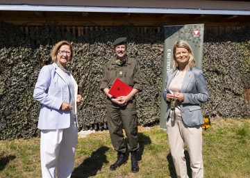 Landeshauptfrau Johanna Mikl-Leitner, der Milizbeauftragte Generalmajor Erwin Hameseder und Verteidigungsministerin Klaudia Tanner (v.l.n.r.)