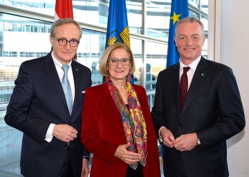 Landeshauptfrau Johanna Mikl-Leitner mit Landesamtsdirektor Werner Trock (l.) und Landesamtsdirektor-Stellvertreter Gerhard Dafert (r.).