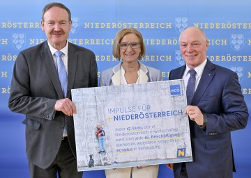 Christian Helmenstein, Geschäftsführer Economica Institut für Wirtschaftsforschung, Landeshauptfrau Johanna Mikl-Leitner und ecoplus Geschäftsführer Helmut Miernicki. (v.l.)