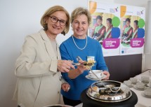 Landeshauptfrau Johanna Mikl-Leitner und Rezeptspenderin Anna Rosenberger, ehemalige Vorsitzende der Katholischen Frauenbewegung (kfb) der Diözese St. Pölten, bei der Ausgabe der diesjährigen Fastensuppe (Frittatensuppe).