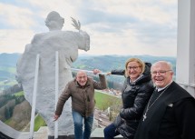 Rundgang über das Dach der Basilika Sonntagberg: Kirchenführer Anton Kimmeswenger, Landeshauptfrau Johanna Mikl-Leitner und Abt und Bauherr Petrus Pilsinger.