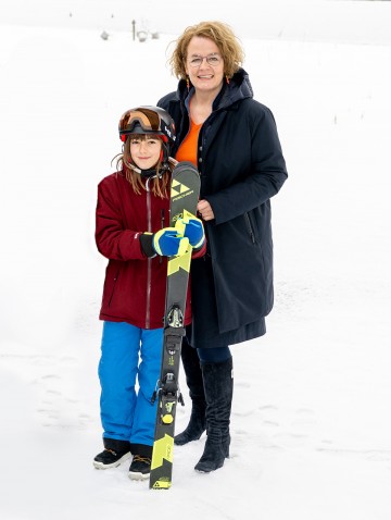 Familien-Landesrätin Christiane Teschl-Hofmeister mit Magdalena