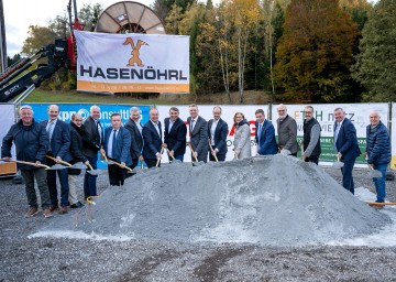 Beim Spatenstich für den Breitbandausbau in zehn Waldviertler Gemeinden: Landeshauptfrau Johanna Mikl-Leitner mit Staatssekretär Florian Tursky (10.v.l.), Obmann Christian Laister (9.v.l.), Geschäftsführer Herbert Stadlmann (8.v.l.) und Gemeindevertretern.