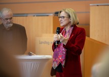 Bei der 12. NÖ Selbsthilfe Landeskonferenz zeigte sich Landeshauptfrau Johanna Mikl-Leitner überzeugt: „Wenn wir weiterhin eine starke Partnerschaft pflegen, in der das Wir stärker ist als das Ich, das Miteinander über dem Gegeneinander steht, dann werden wir auch die Zukunft gemeinsam meistern.“