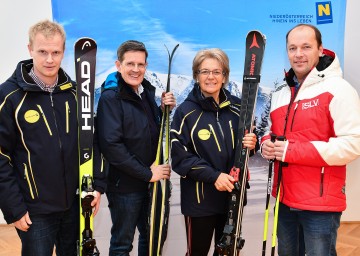 „Winterzauber in Niederösterreich“- Im Bild von links nach rechts: Markus Redl, Geschäftsführer der Niederösterreichischen Bergbahnen-Beteiligungs GmbH, Christoph Madl, Geschäftsführer der Niederösterreich-Werbung GmbH, Tourismuslandesrätin Petra Bohuslav und Johannes Putz, Obmann Niederösterreichischer Skilehrer-Verband